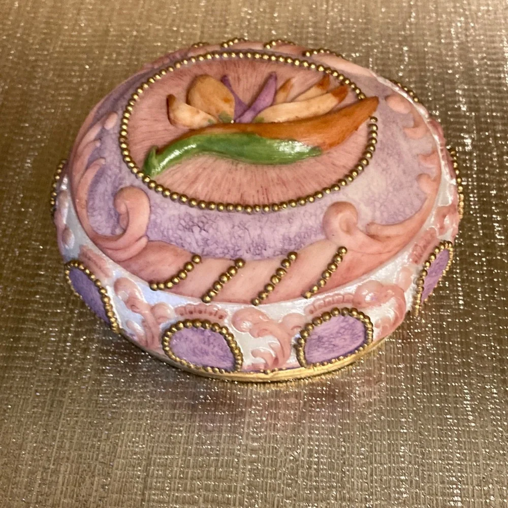 Vintage Oval trinket box with lid beautiful design and on top a flower. - Picture 1 of 6